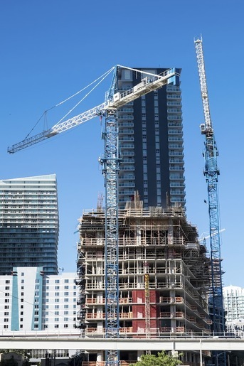 Construction site with cranes and buildings, representing hydraulic solutions for the construction industry