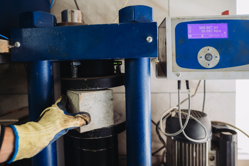 Hydraulic pressure testing machine